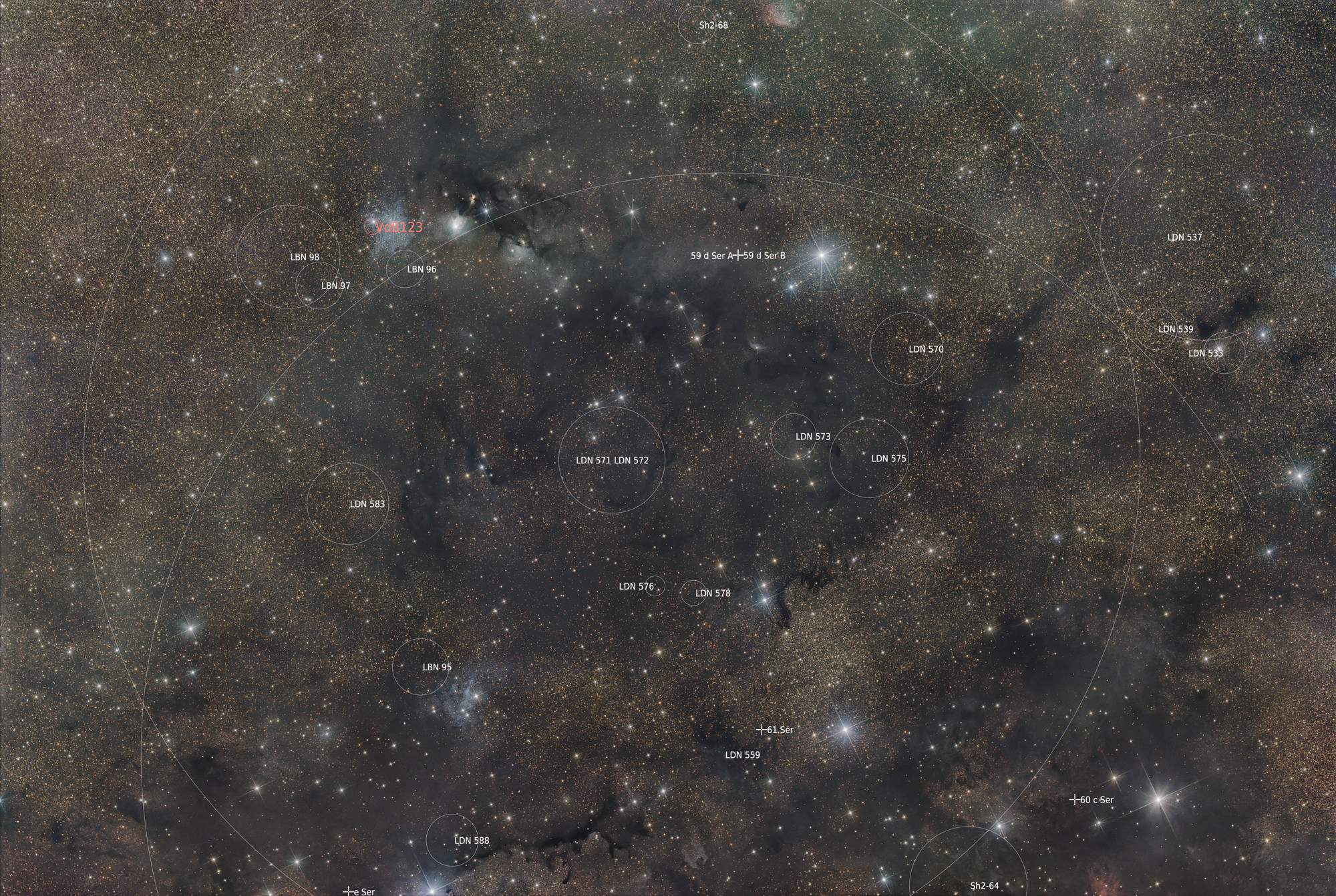 Die Serpens-Molekülwolke enthält den Reflexionsnebel  vdB123 und einige Dunkelnebel aus dem Sharples- und dem Lynds Katalog der Dunkelnebel. Die Molekylwolke ist Teil des riesigen Aquila-Rifts, einer sehr ausgedehnten dunklen Region der Milchstraße.